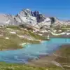 Lac Blanc en Vanoise – Un paysage alpin préservé, entre eaux turquoise et sommets enneigés. Tirage d’art disponible sur aluminium dibond. Lac Blanc en Vanoise avec sommets enneigés - Photo de montagne à vendre par Gaëtan Michel