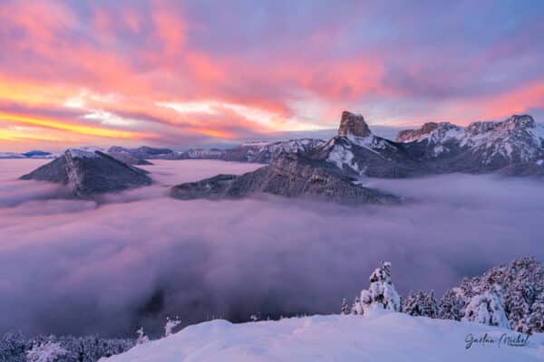 Mont Aiguille au lever de jour, lumière rose sur les Alpes - Photo de paysage par Gaëtan Michel