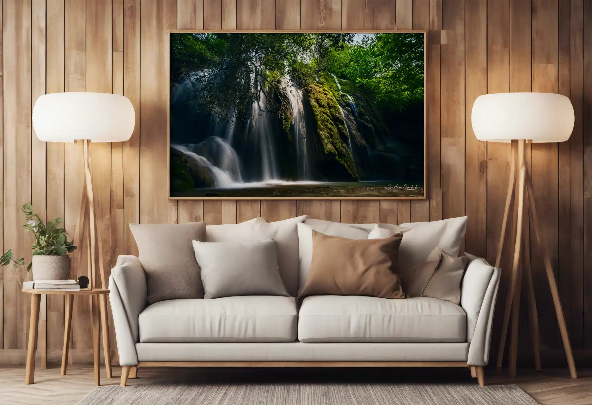 Tirage photo encadré dans un salon de la cascade d'Aubres dans les baronnies avec eau cristalline et rochers couverts de mousse verte, accroché au mur dans un salon au dessus d'un canapé