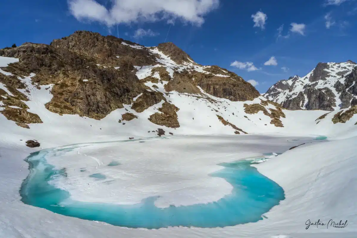 Découvrez la débâcle aux lacs Robert à Chamrousse, un phénomène naturel spectaculaire où la glace se fragmente au printemps. Une photographie unique mêlant puissance et transformation de la nature.