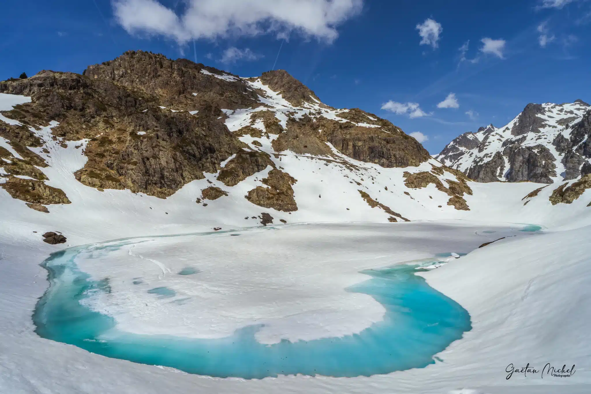 Débâcle aux lacs Robert à Chamrousse dans le massif de Belledonne Découvrez la débâcle aux lacs Robert à Chamrousse, un phénomène naturel spectaculaire où la glace se fragmente au printemps. Une photographie unique mêlant puissance et transformation de la nature.