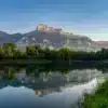 Reflet de la Dent de Crolles dans un lac, vue depuis le Grésivaudan, massif de la Chartreuse, photographie de Gaëtan Michel