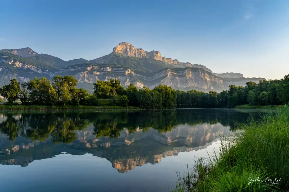 Reflet de la Dent de Crolles dans un lac, vue depuis le Grésivaudan, massif de la Chartreuse, photographie de Gaëtan Michel