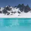 Lacs Robert gelés à Chamrousse dans le massif de Belledonne, avec des eaux turquoise visibles sous la glace Lacs Robert gelés à Chamrousse avec glace et zones d’eau turquoise dans le massif de Belledonne en hiver.