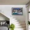 Photographie encadrée du Lac Blanc de Belledonne en débâcle présentée sur un mur blanc à côté d’un escalier moderne.