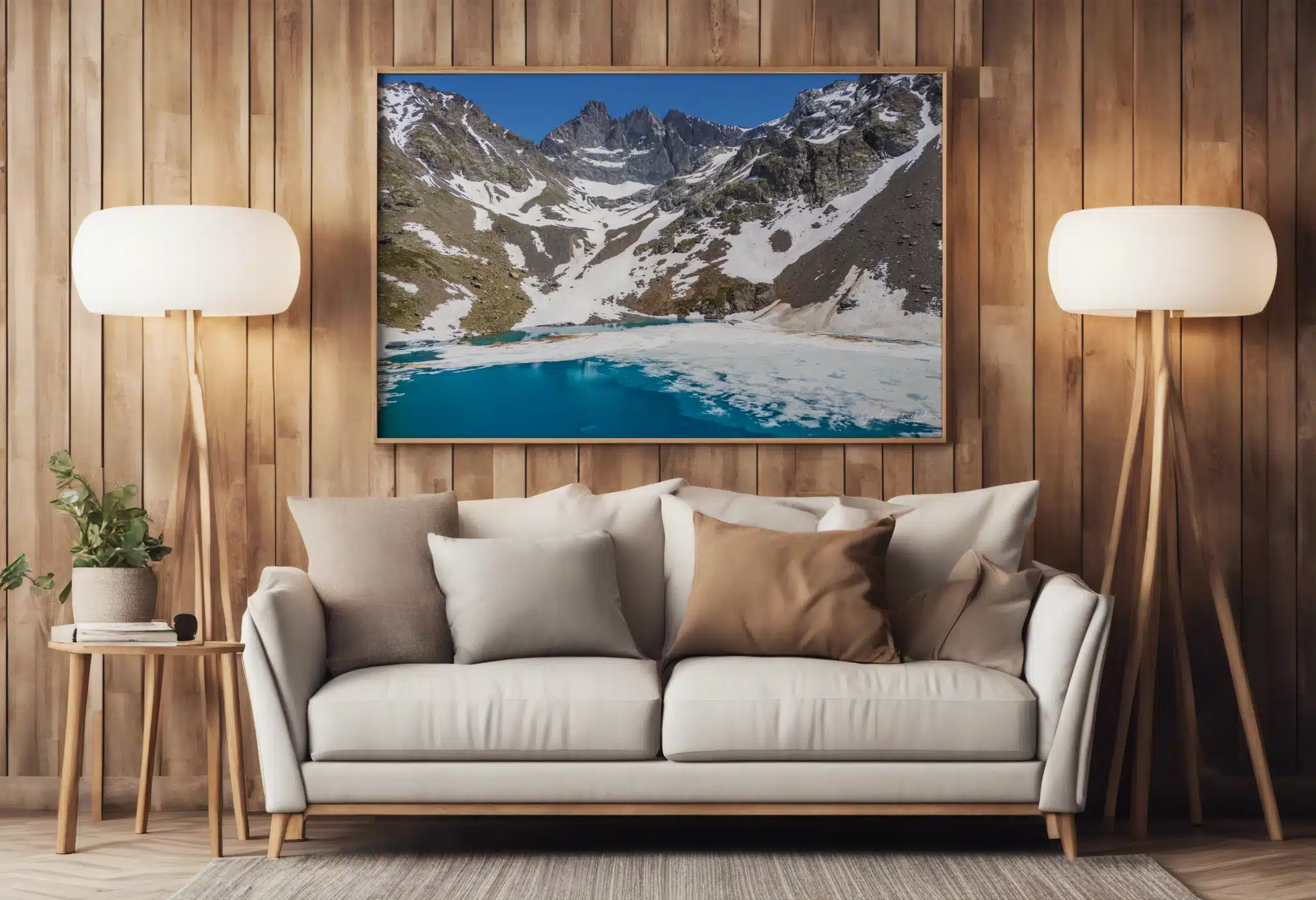 Mise en situation du tirage photo du Lac Blanc de Belledonne dans un intérieur contemporain. Tableau photo du Lac Blanc de Belledonne en débâcle accroché au-dessus d’un canapé dans un salon chaleureux.