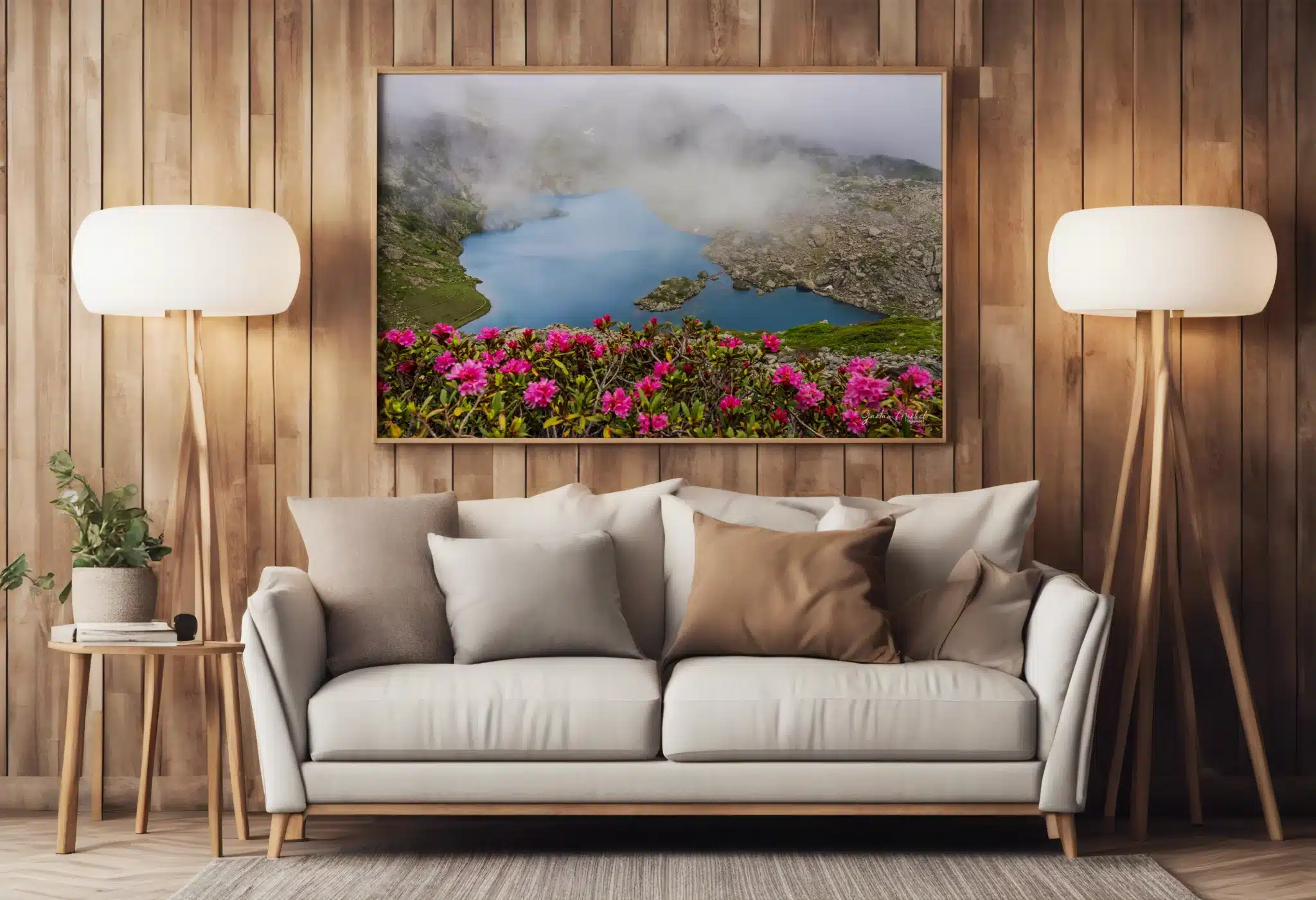 Aperçu du tirage encadré « Lac Léama et rhododendrons » dans une décoration de salon chaleureuse. Tableau photo du lac Léama entouré de rhododendrons en fleur, accroché au-dessus d’un canapé dans un salon aux tons bois et beige.