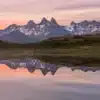 Reflet des Aiguilles d’Arves dans le lac Potron au Col de la Croix de Fer, au lever du jour.