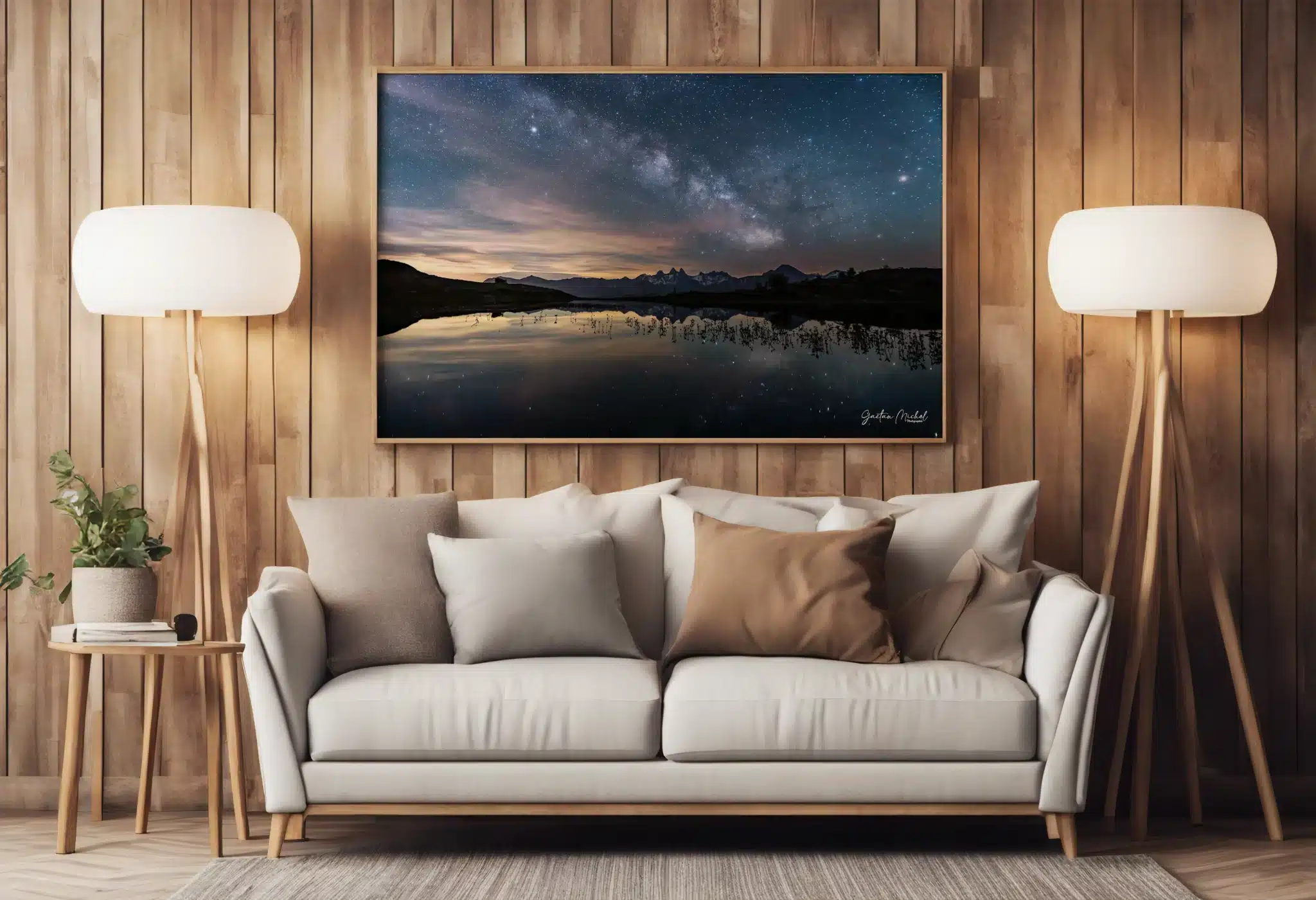 Tableau photo de la Voie lactée au-dessus des Aiguilles d’Arves accroché au-dessus d’un canapé dans un salon contemporain.