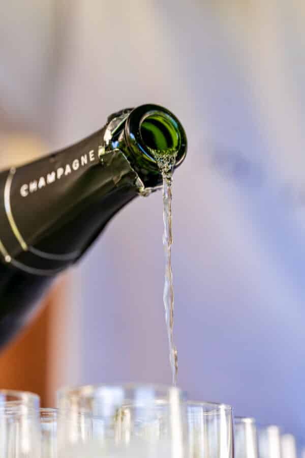 Service de champagne lors d’une réception photographiée en Isère