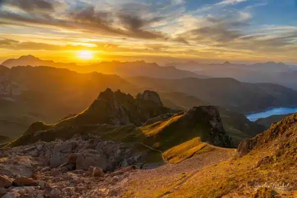 Coucher de soleil sur le lac de Roselend depuis le Passeur de la Mintaz dans le massif du Beaufortain, le lac de Roselend est visible sur la droite de l’image