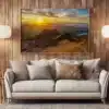 Tirage d’art représentant un coucher de soleil sur le lac de Roselend, présenté dans un salon avec un mur en bois.