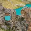 Roche percée au-dessus du lac de la Muzelle, dans le massif des Écrins Roche percée au-dessus du lac de la Muzelle dans les Écrins