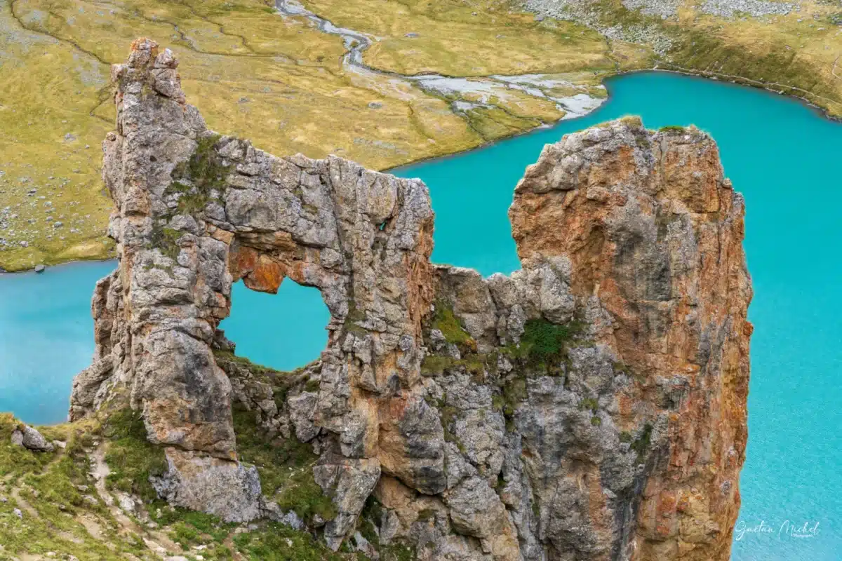 Roche percée au-dessus du lac de la Muzelle dans les Écrins