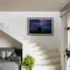 Tirage d’art représentant un éclair dans la vallée du Grésivaudan, avec le massif de Belledonne en arrière-plan, présenté dans un intérieur contemporain. Tirage d’art d’un éclair dans le Grésivaudan face à Belledonne présenté dans un intérieur