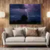 Tirage d’art représentant un éclair dans la vallée du Grésivaudan, face au massif de Belledonne, présenté dans un intérieur contemporain. Tirage d’art d’un éclair dans le Grésivaudan face à Belledonne présenté dans un salon