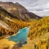 Mockup d’une photo du lac d’Orceyrette aux eaux turquoise entouré de mélèzes dorés en automne.
