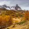 Photographie de la Main de Crépin et des mélèzes dorés en automne dans la vallée de la Clarée, massif des Cerces.