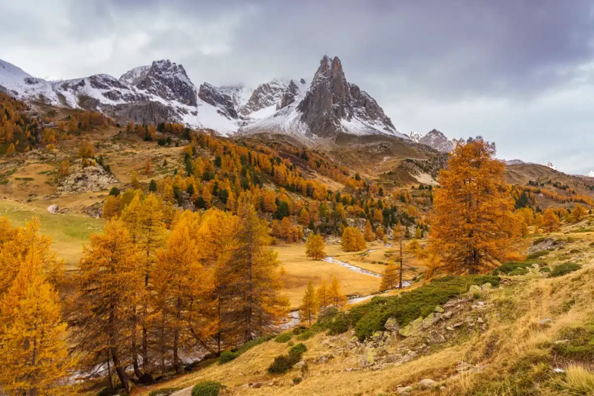 Photographie de la Main de Crépin et des mélèzes dorés en automne dans la vallée de la Clarée, massif des Cerces.
